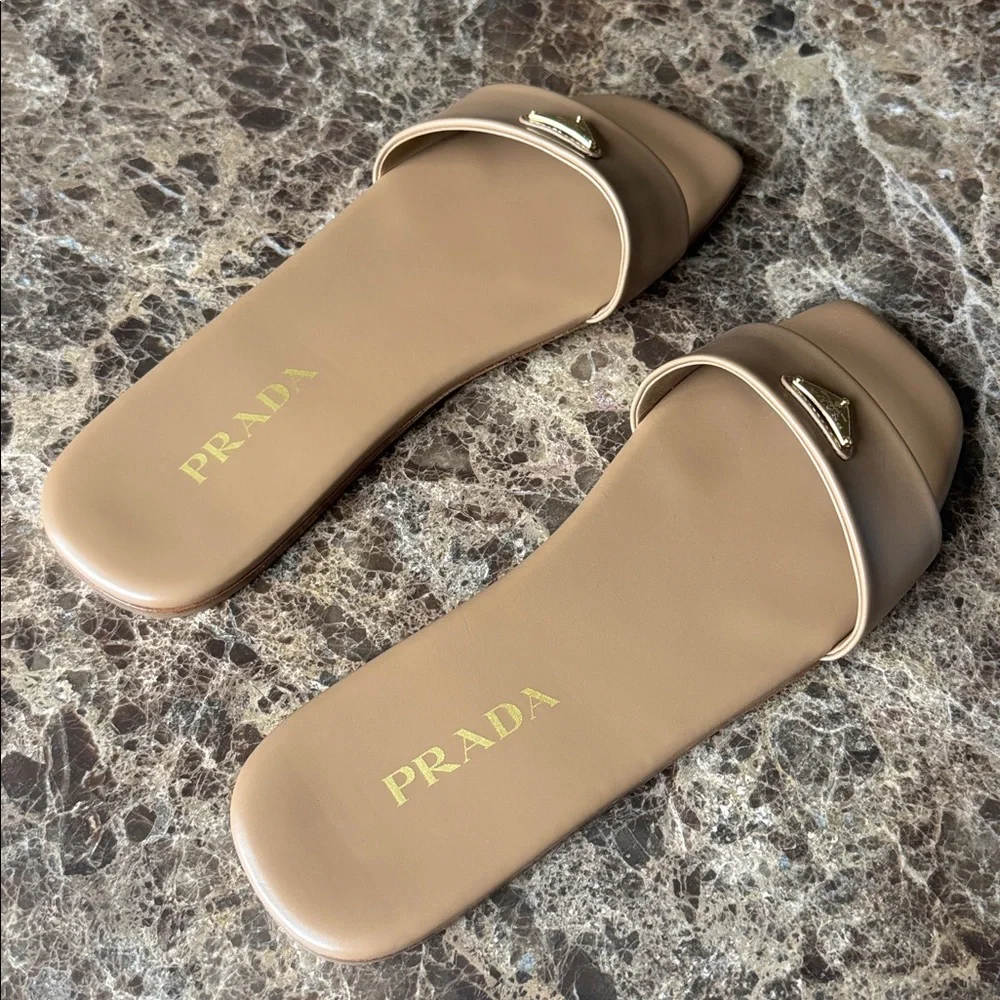 Prada ciabatte slides sandals flats camel beige leather tan gold logo sz 39.5
